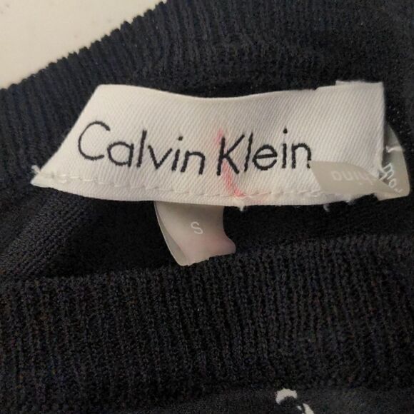 Calvin Klein Short Sleeve Light weight Sweater - Picture 4 of 5